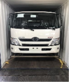 コンテナに積み込まれた完成車